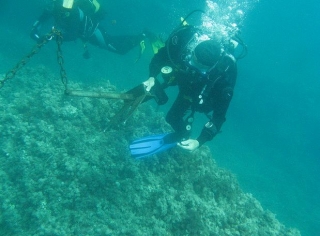 dos buceadores explorando el fondo marino